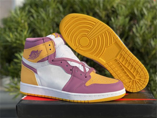 2022 authentic 1 high og brotherhood shoes university gold light bordeaux white mens 1s sports sneakers outdoor 555088-706 with original box
2022 authentic 1 high og brotherhood shoes university gold light bordeaux white mens 1s sports sneakers outdoor 555088-706 with original box