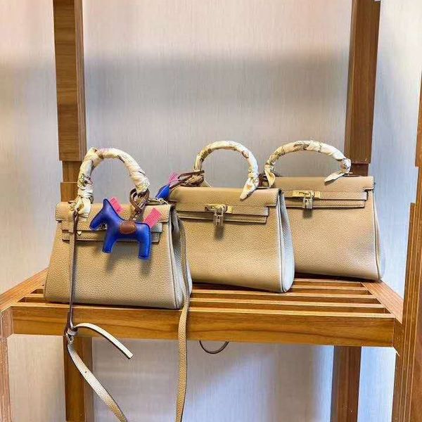 luxurys designer handbags woman genuine leather herme bags herme kellys shoulder bride bag litchi grain head layer cowhide crossbody bb
luxurys designer handbags woman genuine leather herme bags herme kellys shoulder bride bag litchi grain head layer cowhide crossbody bb