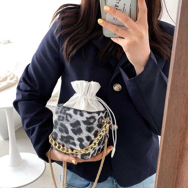 leopard mini bag 2021 texture chain portable women's single shoulder cross small square box bag
leopard mini bag 2021 texture chain portable women's single shoulder cross small square box bag