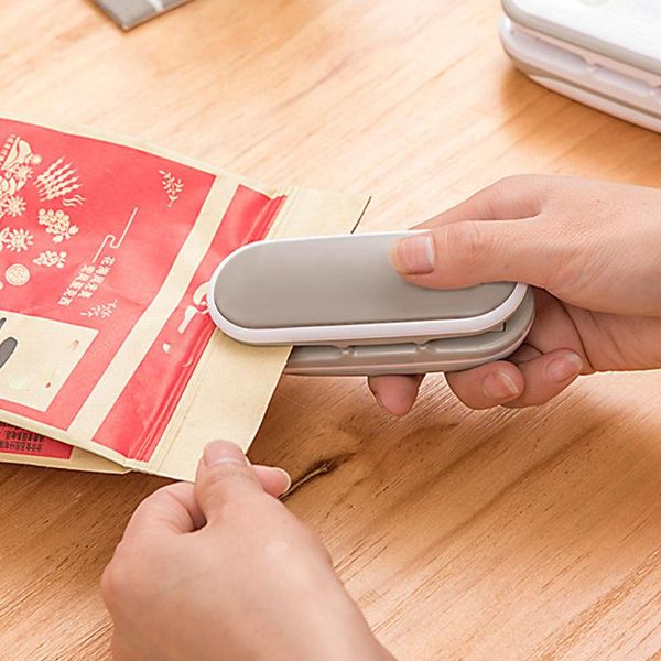 portable mini wacuum sealing household machine heat capper saver tool for plastic snack bags package gadgets bag clips
portable mini wacuum sealing household machine heat capper saver tool for plastic snack bags package gadgets bag clips
