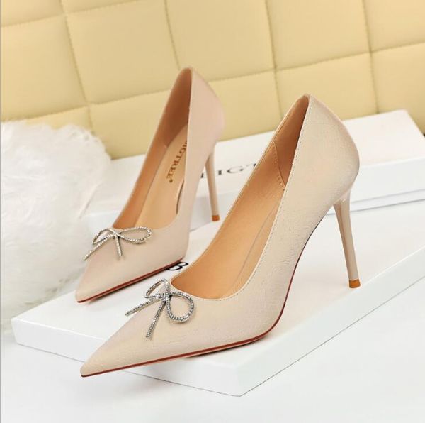 fashion sweet bowknot slip-on women shoes soft leather shallow pointed office shoes women pumps autumn fashion high heels shoes, Black
fashion sweet bowknot slip-on women shoes soft leather shallow pointed office shoes women pumps autumn fashion high heels shoes, Black