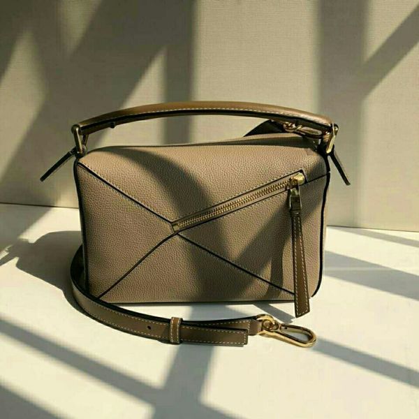 lychee loewe women's cross shoulder luo yiwei geometric splicing portable fashion bag 29cm large
lychee loewe women's cross shoulder luo yiwei geometric splicing portable fashion bag 29cm large