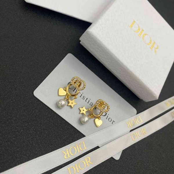 2021 new designer family small fragrant rhinestone letter pearl pentagon star love earrings female earrings, Golden
2021 new designer family small fragrant rhinestone letter pearl pentagon star love earrings female earrings, Golden