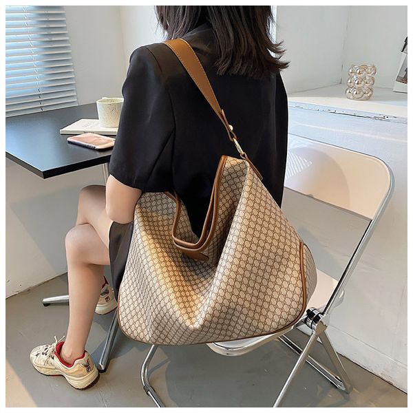 new single shoulder messenger bag large capacity tot women's armpit medieval fashion print handbags
new single shoulder messenger bag large capacity tot women's armpit medieval fashion print handbags