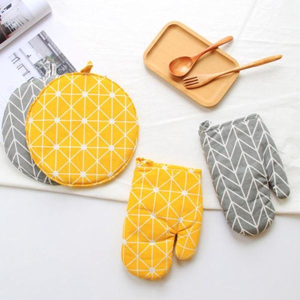 set of oven miand heat resistant pot holder pad protective gloves the goods for kitchen cooking baking mitts
set of oven miand heat resistant pot holder pad protective gloves the goods for kitchen cooking baking mitts
