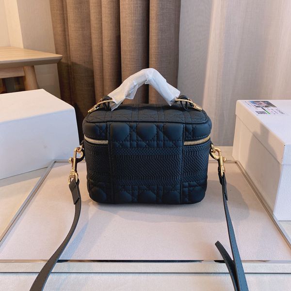 2021 brand designer make-up bag women's fashion luxury shoulder bags classic retro cross shaped handbag size 19*11*14cm
2021 brand designer make-up bag women's fashion luxury shoulder bags classic retro cross shaped handbag size 19*11*14cm