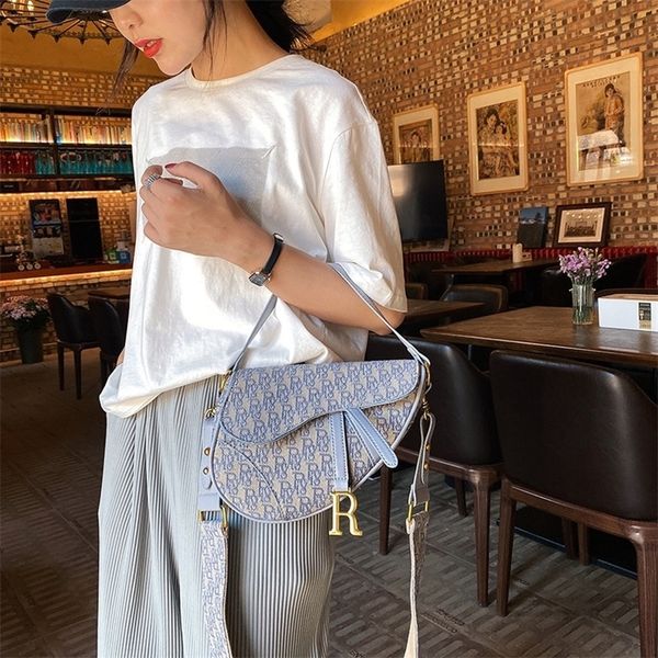 factory store shop 2022 spring and summer fashion letter printing women's bag personalized saddle with interlayer canvas messenger bag
factory store shop 2022 spring and summer fashion letter printing women's bag personalized saddle with interlayer canvas messenger bag