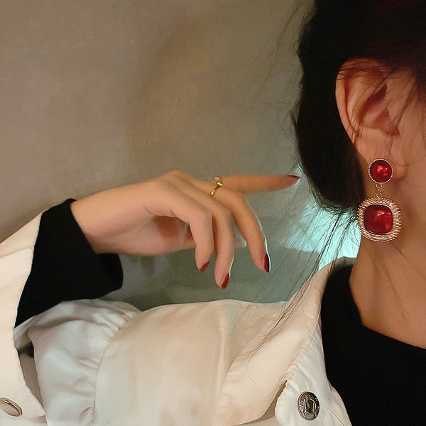 925 silver needle diamond pearl geometric round square fashion light luxury net red elegant earrings
925 silver needle diamond pearl geometric round square fashion light luxury net red elegant earrings