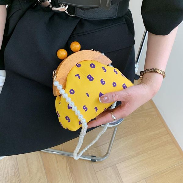 evening bags fashion women pearl chain mini handbags canvas wood clip shoulder crossbody bag designer letter shopper handle 2021
evening bags fashion women pearl chain mini handbags canvas wood clip shoulder crossbody bag designer letter shopper handle 2021