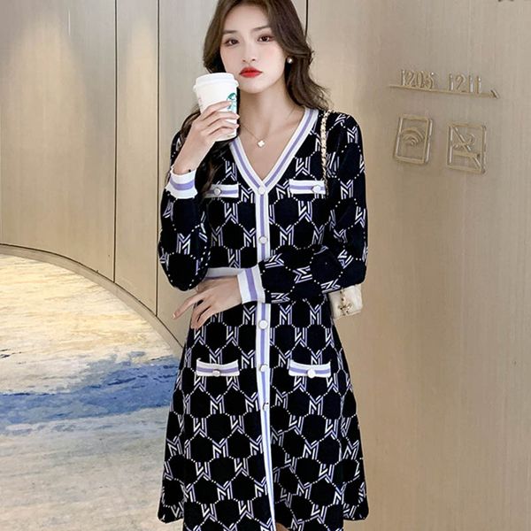 designer high-quality v-neck knitted ladies dress, small fragrance style, female autumn/winter temperament, high waist and thin, hepburn sty, Black;gray
designer high-quality v-neck knitted ladies dress, small fragrance style, female autumn/winter temperament, high waist and thin, hepburn sty, Black;gray