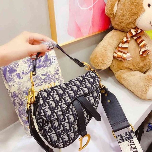 large-capacity handbagshigh version saddle bag, embroidered women's 2021 new autumn and winter star, the same type of messenger one sho 
large-capacity handbagshigh version saddle bag, embroidered women's 2021 new autumn and winter star, the same type of messenger one sho