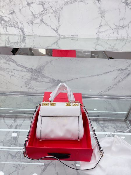 2022 updated vlogo signature leather women totes v-signature large capacity shopping bags rocktud alcove metal designer bucklet hasp rivet h
2022 updated vlogo signature leather women totes v-signature large capacity shopping bags rocktud alcove metal designer bucklet hasp rivet h