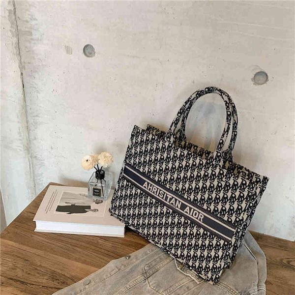 classic new embroidery tote bag portable bag large capacity women's bag leisure purse
classic new embroidery tote bag portable bag large capacity women's bag leisure purse