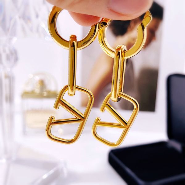 luxury designer jewelry women charm earrings letter v stud with stamp brass gold hoop ear studs elegant new fashion style, Golden
luxury designer jewelry women charm earrings letter v stud with stamp brass gold hoop ear studs elegant new fashion style, Golden