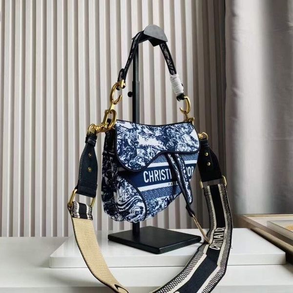 women's bag magnet clasp and saddle flap printing underarm hands crossbody handheld
women's bag magnet clasp and saddle flap printing underarm hands crossbody handheld
