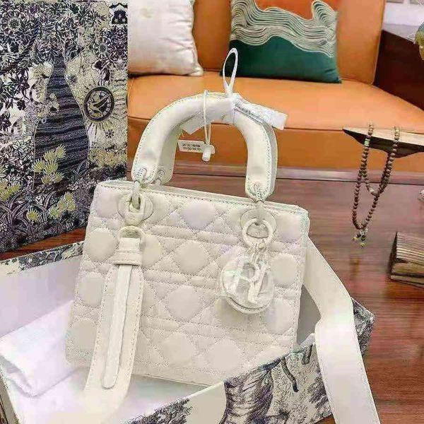 wholesale er sheepskin frosted princess diana bag chain strap portable one shoulder messenger bag fashion versat designerss luxuryss hand yw
wholesale er sheepskin frosted princess diana bag chain strap portable one shoulder messenger bag fashion versat designerss luxuryss hand yw