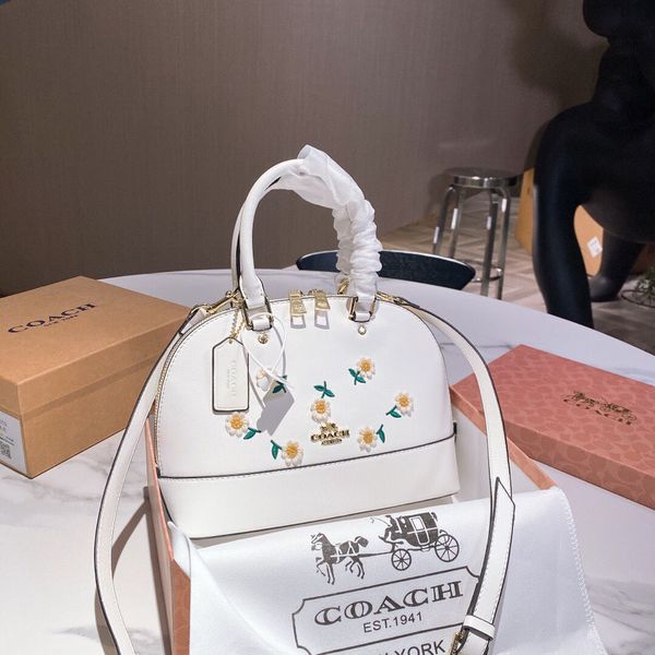 2021 new european and american fashion generous one shoulder hand messenger bag embroidered flower shell bag for women ysj
2021 new european and american fashion generous one shoulder hand messenger bag embroidered flower shell bag for women ysj