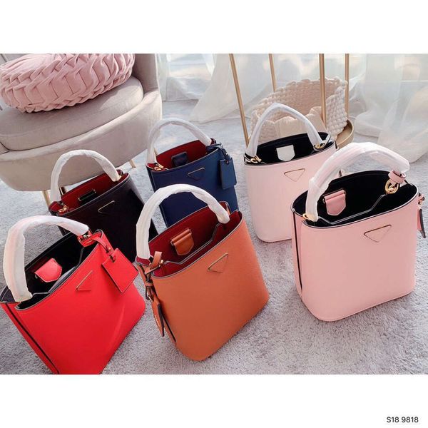 2021 luxury portable shoulder bags women's fashion brand digner's underarm msenger bag size 28*15cm
2021 luxury portable shoulder bags women's fashion brand digner's underarm msenger bag size 28*15cm