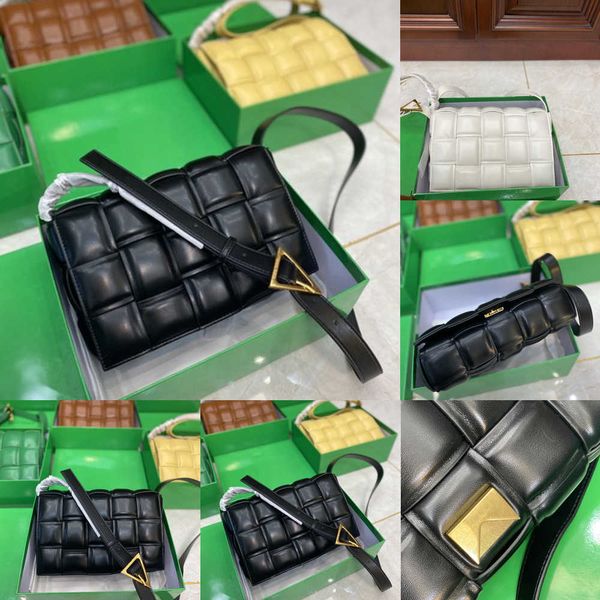 2021 crossbody handbag, one-shoulder box woven pillow, versatile design, high-quality leather, stylish high-end small square bag 26*18cm
2021 crossbody handbag, one-shoulder box woven pillow, versatile design, high-quality leather, stylish high-end small square bag 26*18cm