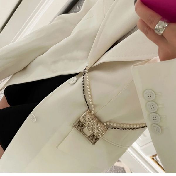 luxury handbags net red same metal earphone small fragrance mini rhombic chain hanging neck hollow pearl waist bag
luxury handbags net red same metal earphone small fragrance mini rhombic chain hanging neck hollow pearl waist bag