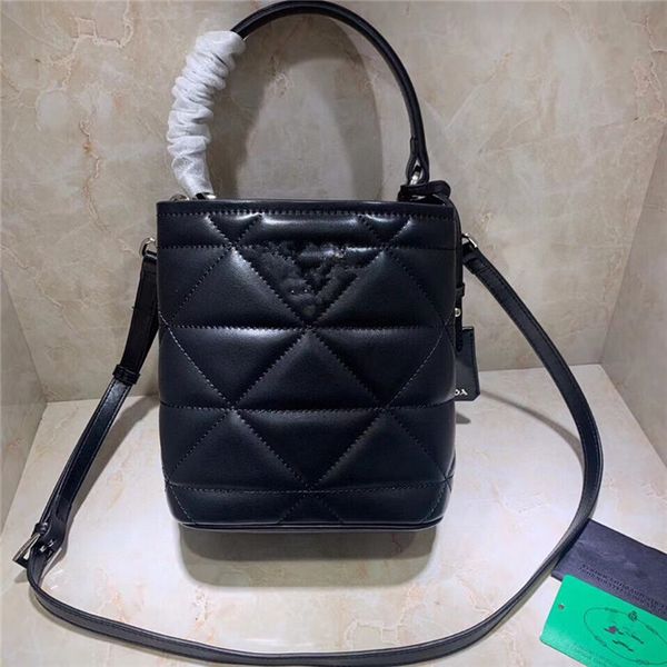 luxurys designers bags genuine leather fashion shoulder for women girl simple portable leisure bucket bag the single
luxurys designers bags genuine leather fashion shoulder for women girl simple portable leisure bucket bag the single