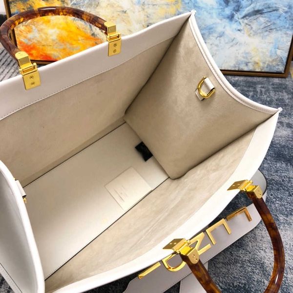 2021 new tote bag portable one shoulder women's bag leather amber double handle is the overall feelingzly
2021 new tote bag portable one shoulder women's bag leather amber double handle is the overall feelingzly