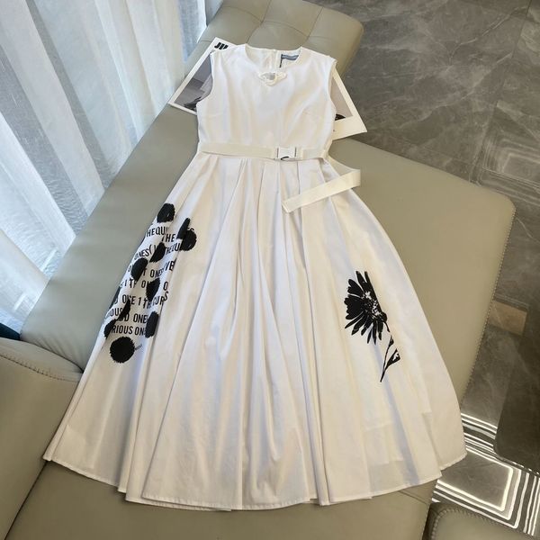 dress p family flower 21 spring and summer style temperament age reducing pleated triangle printing vest long skirt with belt, White;black
dress p family flower 21 spring and summer style temperament age reducing pleated triangle printing vest long skirt with belt, White;black