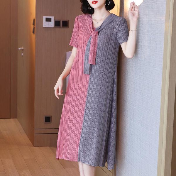 plus size dresses contrast color 2021 women summer v neck short sleeve elastic loose miyake pleated dress for 45-75kg, Black
plus size dresses contrast color 2021 women summer v neck short sleeve elastic loose miyake pleated dress for 45-75kg, Black