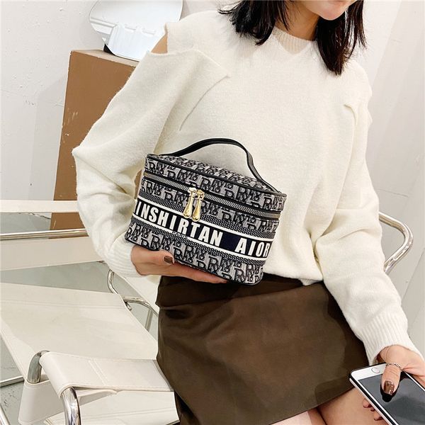 new style make-up bag for women's simple small size large capacity portable travel cosmetics
new style make-up bag for women's simple small size large capacity portable travel cosmetics