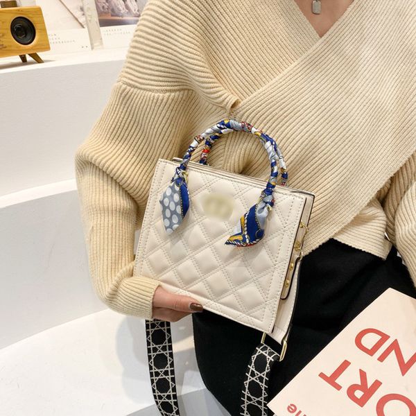 70% s embroidered thread new versatile one shoulder messenger bag foreign style portable small square bag
70% s embroidered thread new versatile one shoulder messenger bag foreign style portable small square bag