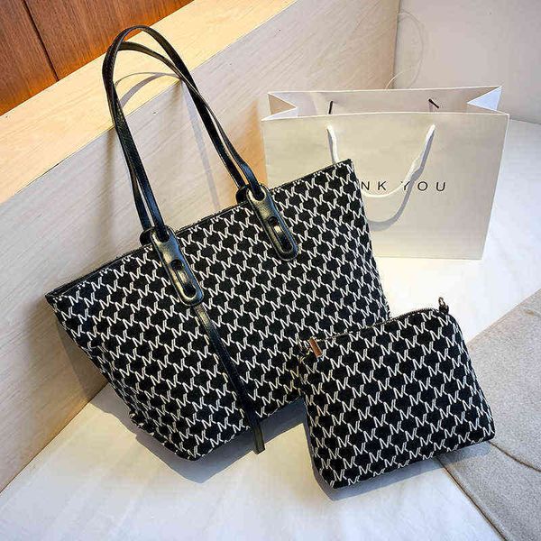 black and white stripe single shoulder women's bag fashion busins commuter msenger large capacity lightweight hand
black and white stripe single shoulder women's bag fashion busins commuter msenger large capacity lightweight hand