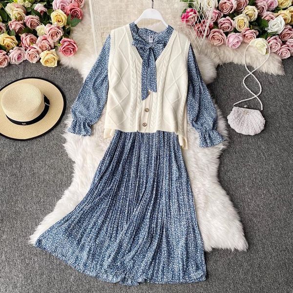autumn retro knitted vest + loose and thin chiffon floral pleated dress casual dresses, Black;gray
autumn retro knitted vest + loose and thin chiffon floral pleated dress casual dresses, Black;gray