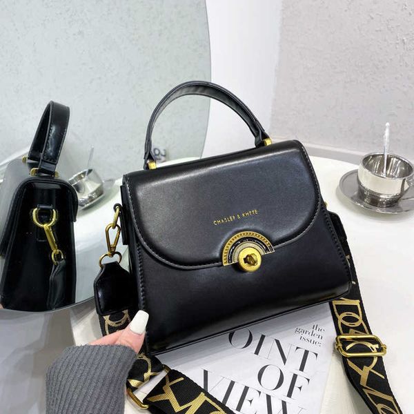 high sense 2020 new fashion portable small square versatile single shoulder women's simple messenger bag
high sense 2020 new fashion portable small square versatile single shoulder women's simple messenger bag
