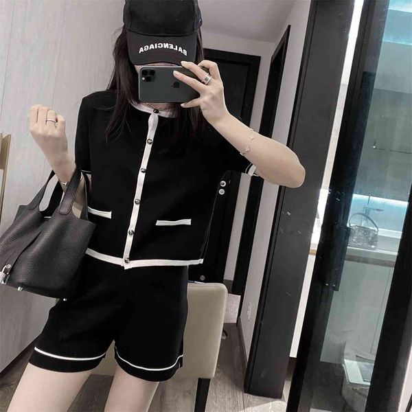 fashion women's suit casual simple black and white contrast color was thin knit short-sleeved shorts two-piece trend 210520
fashion women's suit casual simple black and white contrast color was thin knit short-sleeved shorts two-piece trend 210520