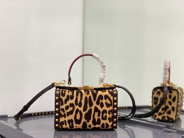 vl 2022 rock stud alcove handbags handle shopping brand shoulder luxury gift valentines mothers day birthday
vl 2022 rock stud alcove handbags handle shopping brand shoulder luxury gift valentines mothers day birthday