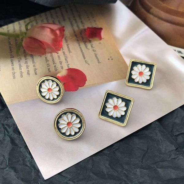 s925 silver needle feminine temperament net red ins versatile daisy earrings simple geometric ear accessories, Black 
s925 silver needle feminine temperament net red ins versatile daisy earrings simple geometric ear accessories, Black