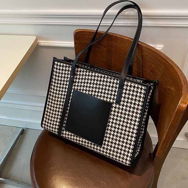 evening bags niche design casual large-capacity bag 2021 female autumn/winter retro shoulder commuter tote width: 36cm
evening bags niche design casual large-capacity bag 2021 female autumn/winter retro shoulder commuter tote width: 36cm