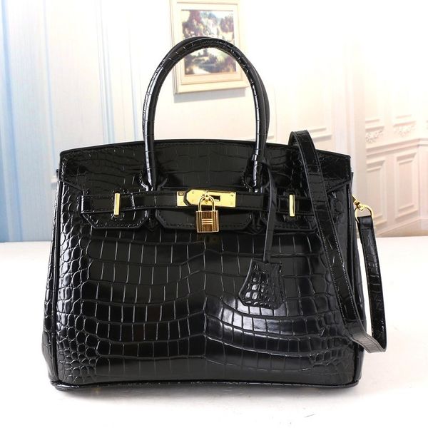 2021 new color contrast leather bag litchi pattern large capacity hand matching one shoulder messenger for women
2021 new color contrast leather bag litchi pattern large capacity hand matching one shoulder messenger for women