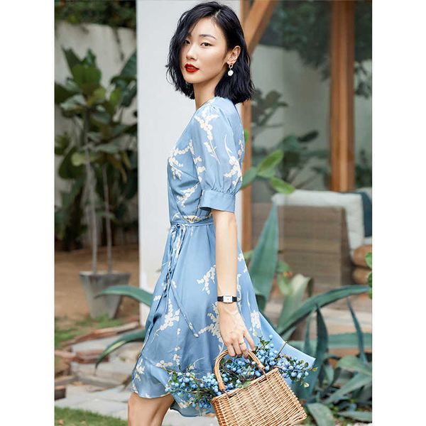 women's silk dress lace up waist 2021 summer french v-neck age reducing skirt, Black;gray
women's silk dress lace up waist 2021 summer french v-neck age reducing skirt, Black;gray
