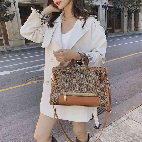 factory wholesale new women's one shoulder versatile fashion printed commuter portable tote large capacity bag
factory wholesale new women's one shoulder versatile fashion printed commuter portable tote large capacity bag
