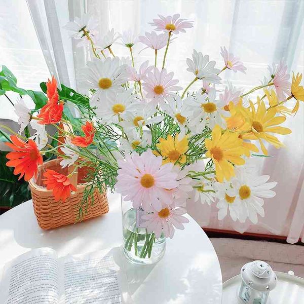 ins chamomile, cosmopolitan, dutchman, daisy, artificial flower, plastic decoration 
ins chamomile, cosmopolitan, dutchman, daisy, artificial flower, plastic decoration