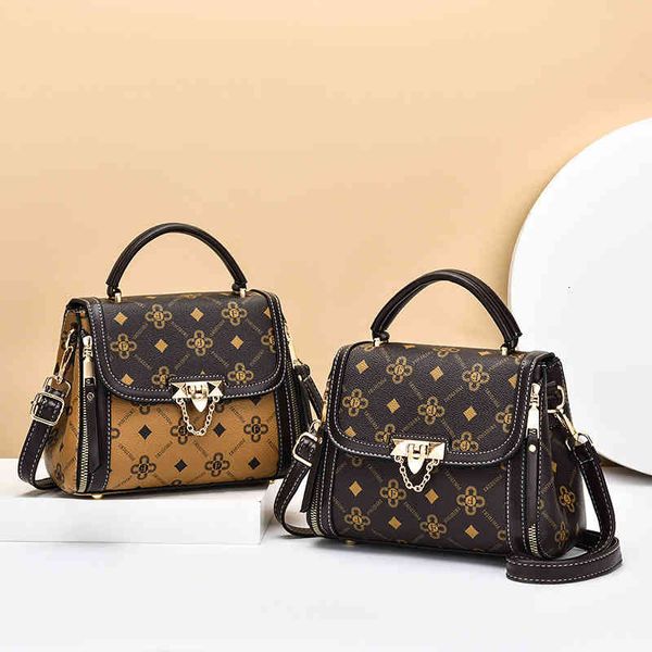 leisure printed handbag large capacity buckle single shoulder bag splicing temperament messenger luggage, Black;red
leisure printed handbag large capacity buckle single shoulder bag splicing temperament messenger luggage, Black;red