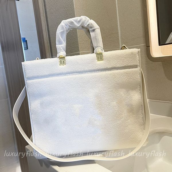 2022 fashion designer ladies lamb hair tote bag luxury high-quality large-capacity shopping bags wild casual classic white warm crossbody
2022 fashion designer ladies lamb hair tote bag luxury high-quality large-capacity shopping bags wild casual classic white warm crossbody