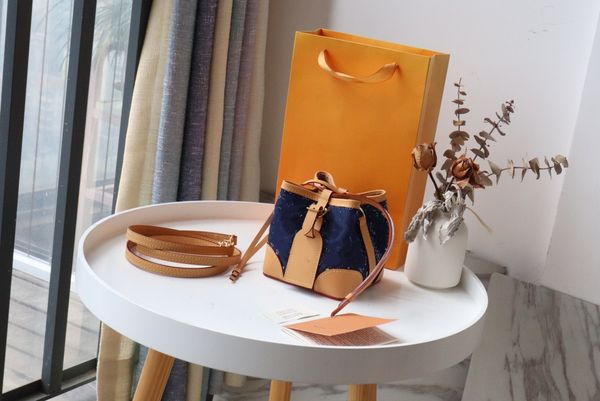 2021 bucket bag luxury designer ladies one-shoulder messenger canvas leather color block detachable drawstring mini fashion handbag
2021 bucket bag luxury designer ladies one-shoulder messenger canvas leather color block detachable drawstring mini fashion handbag