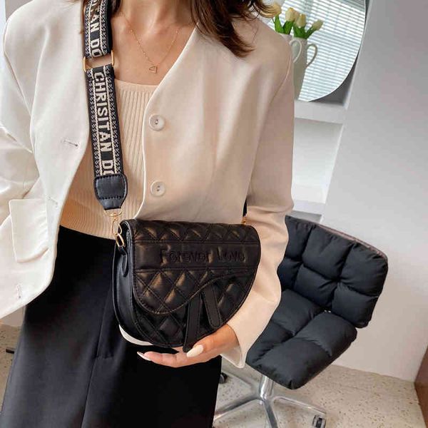 2022 factory wholesale new model saddle women's in the summer bag, Black;red
2022 factory wholesale new model saddle women's in the summer bag, Black;red