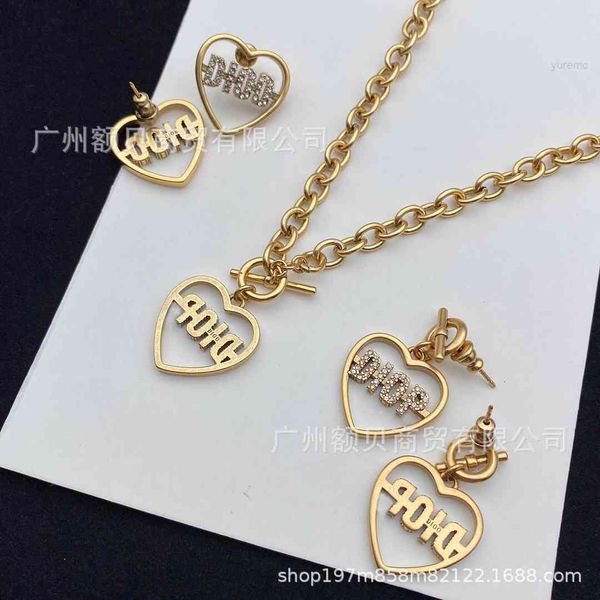 luxury designer fashion necklace d / di home pendant diamond inlaid love letter ear pendant high version brass sier needle, Red;brown
luxury designer fashion necklace d / di home pendant diamond inlaid love letter ear pendant high version brass sier needle, Red;brown