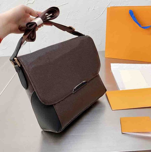 designers men briefcases fashionable business premium briefcase mens simple style shoulder bag luxurys crossbody bags
designers men briefcases fashionable business premium briefcase mens simple style shoulder bag luxurys crossbody bags