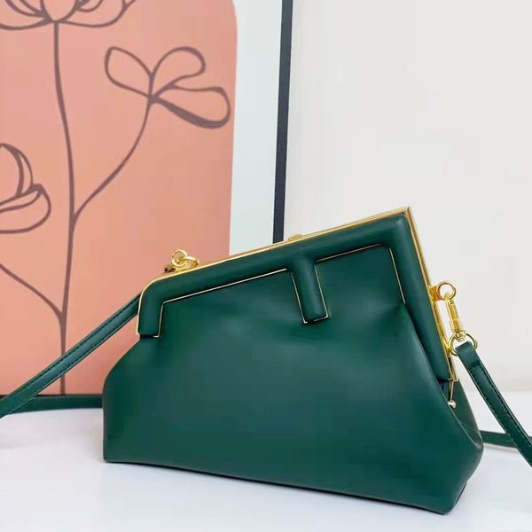 handbag cloud clip autumn and winter new fashion diagonal one shoulder chain women's bag
handbag cloud clip autumn and winter new fashion diagonal one shoulder chain women's bag