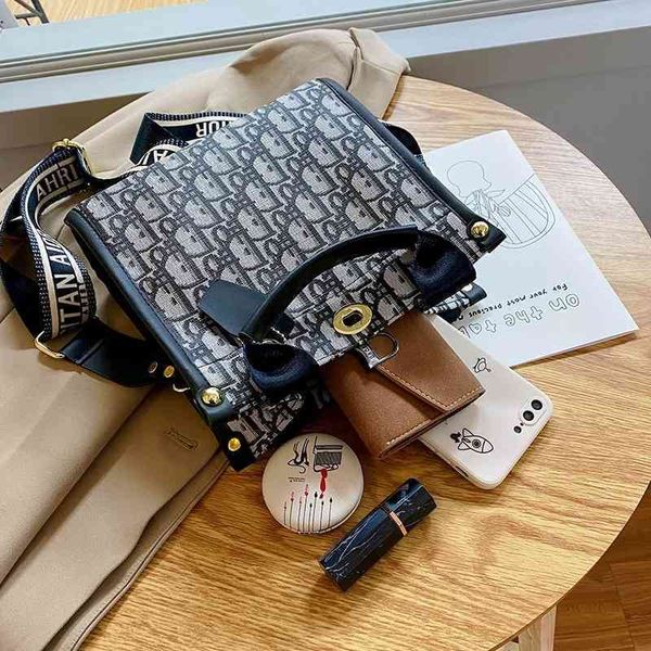 2022 factory wholesale new model personality portable women's temperament red and style street single shoulder bag
2022 factory wholesale new model personality portable women's temperament red and style street single shoulder bag