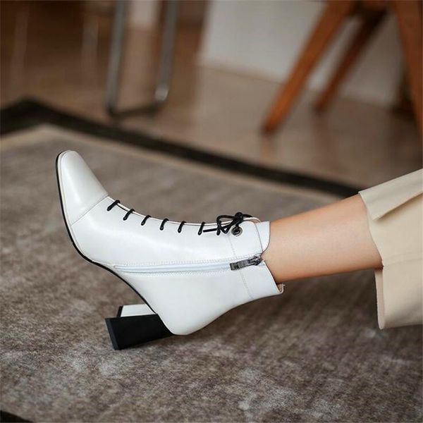 dress shoes s leather retro square toe thick heels black and white high fashion autumn winter ladies
dress shoes s leather retro square toe thick heels black and white high fashion autumn winter ladies